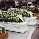 Centinaia di persone ai funerali Ciro Curcelli, il Poliziotto che ha sterminato la propria famiglia e poi si  suicidato