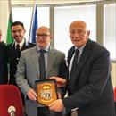 Il carcere di Sollicciano consegna un riconoscimento della Polizia Penitenziaria a Sandro Bennucci, presidente dellAssociazione Stampa Toscana