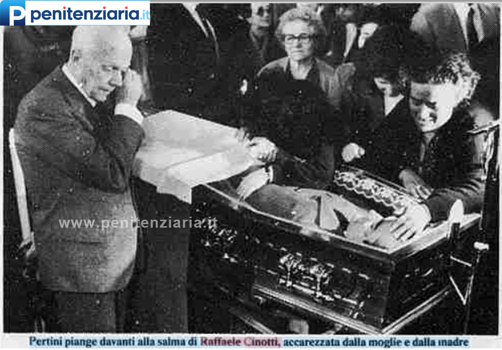 Il Presidente della Repubblica Sandro Pertini ai funerali dell'Agente di Custodia Raffaele Cinotti