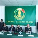 Arsenale d'armi e vestiario della Polizia Penitenziaria scoperti dalla Guardia di Finanza a Lamezia Terme