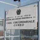 Detenuto scavalca il muro dei passeggi e tenta la fuga dal carcere di Cuneo