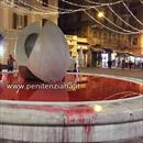 Volantini contro la Polizia Penitenziaria di La Spezia accusata di tortura: anarchici imbrattano di finto sangue la fontana e la città e diffondono manifesti