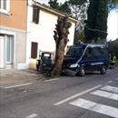 Pesaro, furgone della Polizia Penitenziaria finisce fuori strada: ferito il conducente