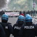 Anarchici lanciano petardi e fumogeni nel carcere di Torino 
